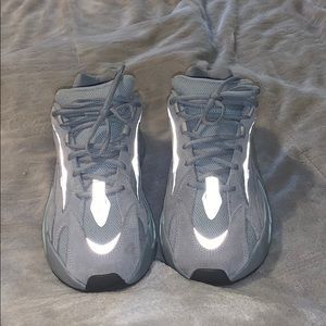 Yeezy Boost700 VS hospital blue